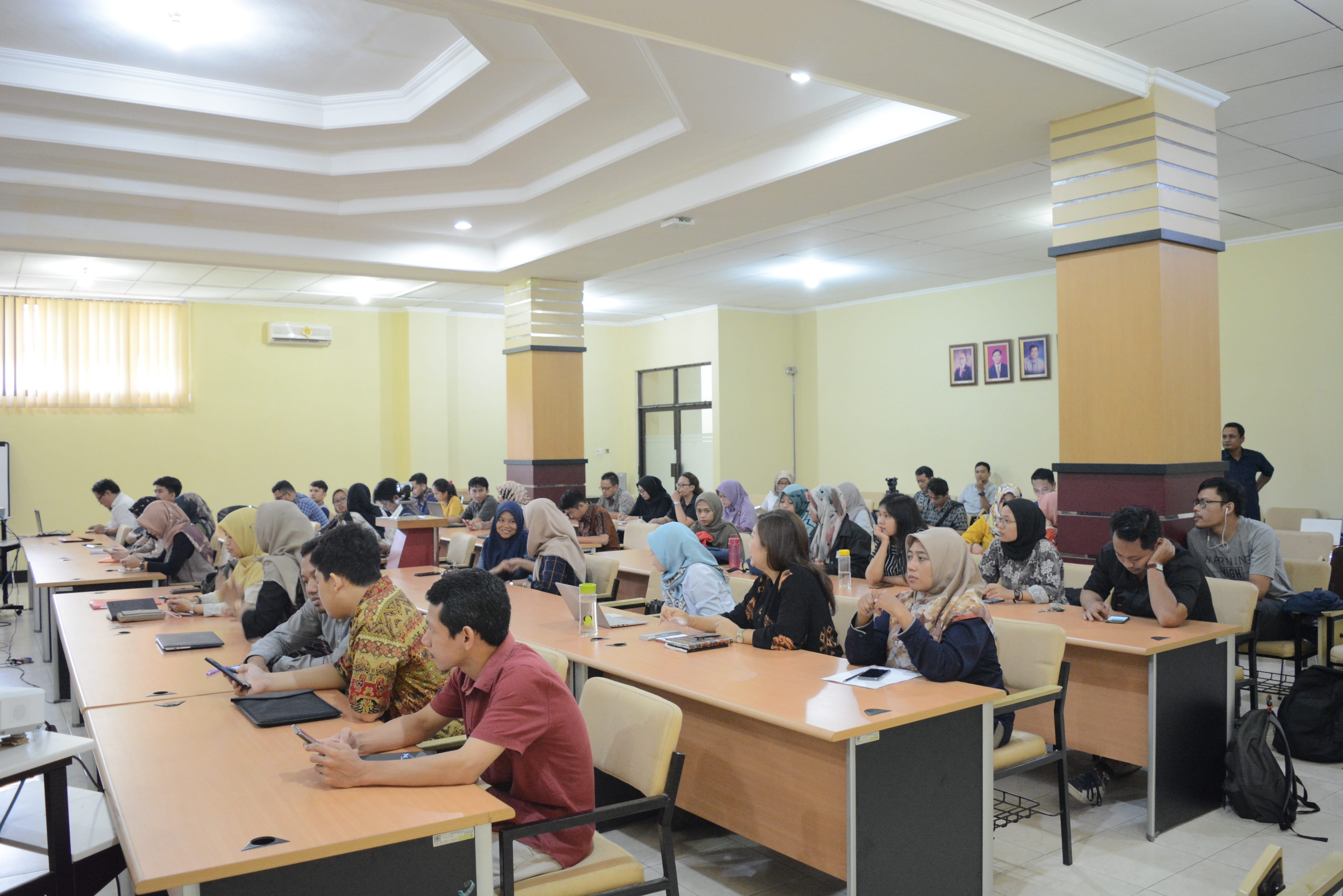 Seminar Finding A Good Structure And Making A Literature Review Bersama Prof. Ben White-2