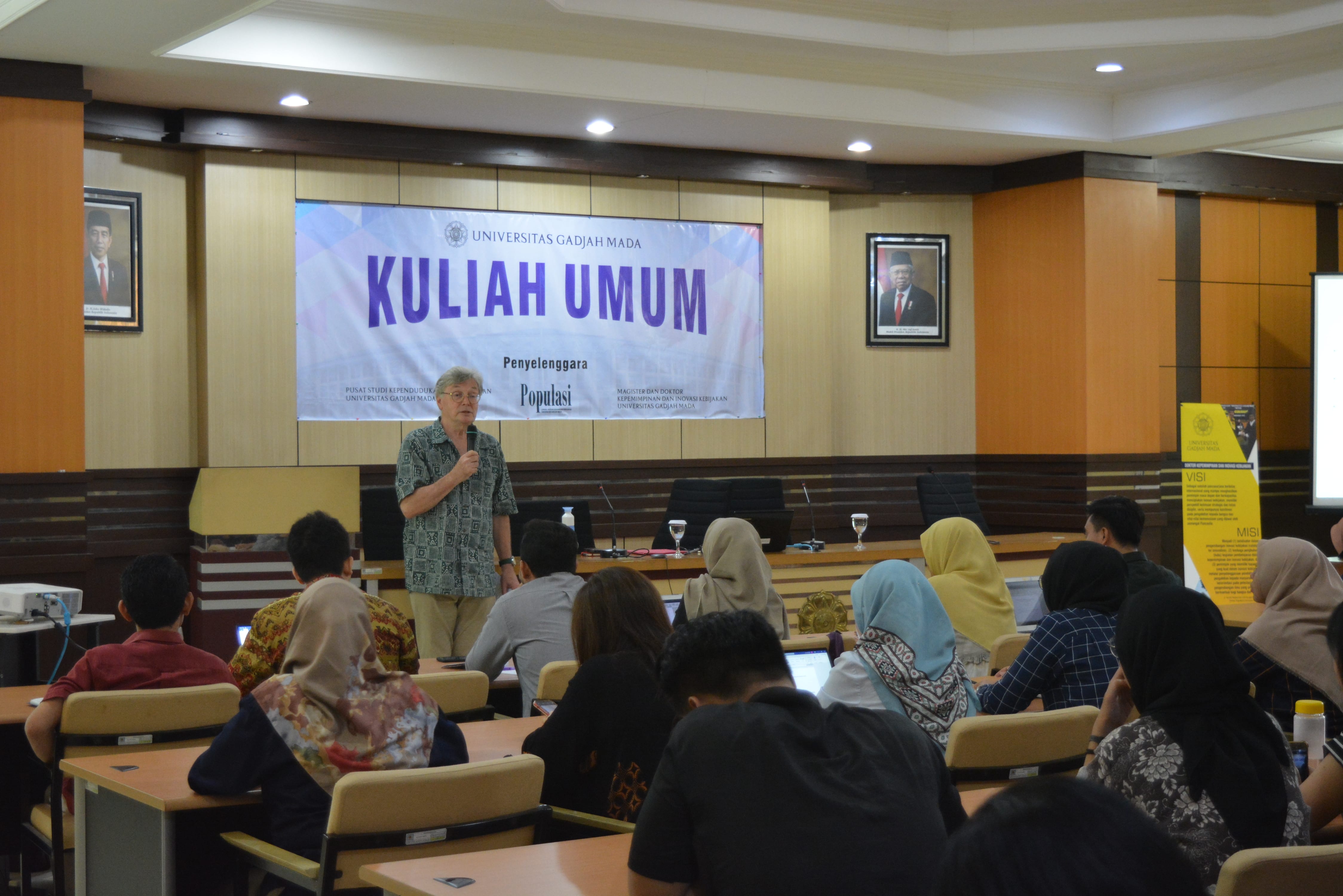 Seminar Finding A Good Structure And Making A Literature Review Bersama Prof. Ben White-7